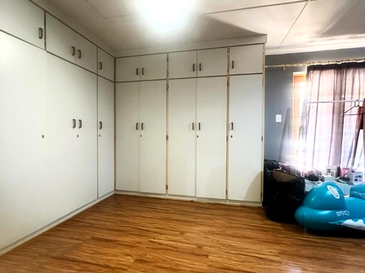 4 Bedroom Property for Sale in Bergzicht Western Cape